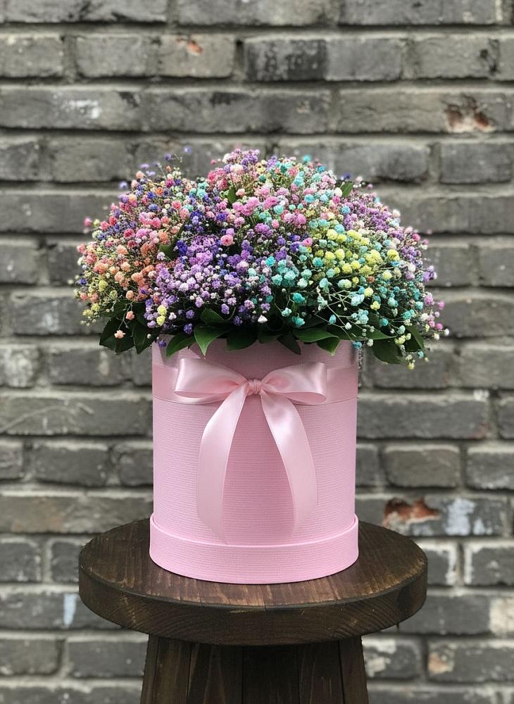 Цветочная композиция из Гипсофила и Розы в шляпной коробке в Дементьево