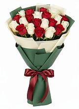Букет Микс из красных и белых роз в Дементьево