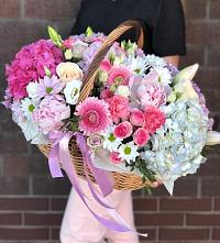 Цветочная композиция из Розы, Хризантемы, Пионы и Лизиантусы в корзине в Дементьево