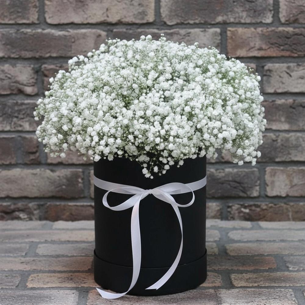 Цветочная композиция из Гипсофила в шляпной коробке в Дементьево