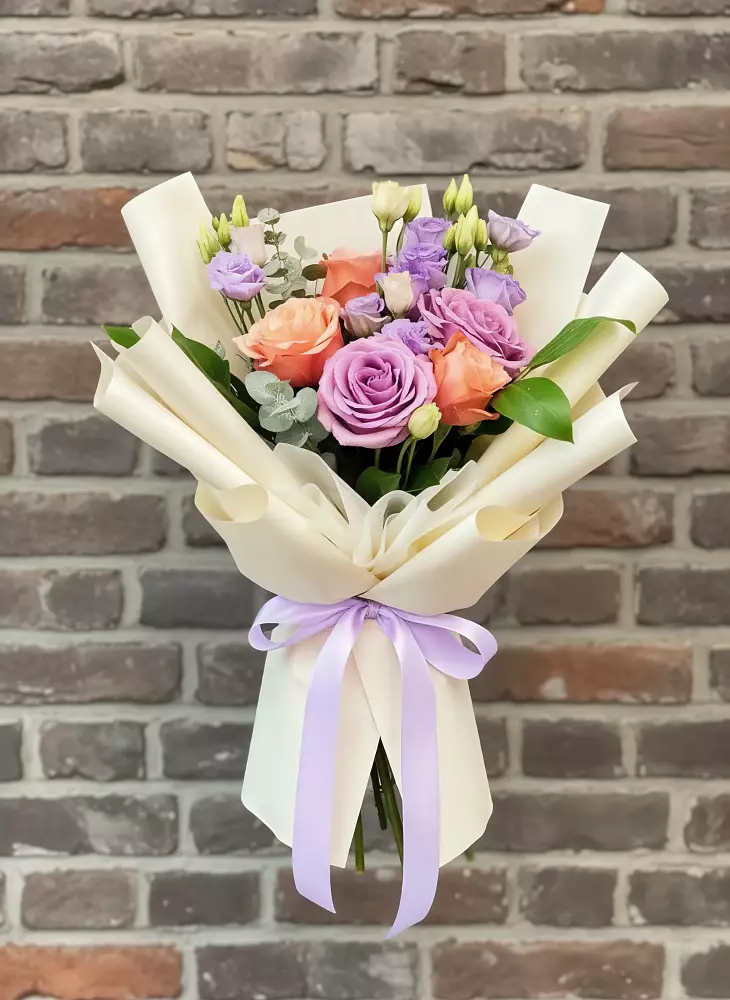 Букет цветов из: Лизиантусы и Розы в Дементьево