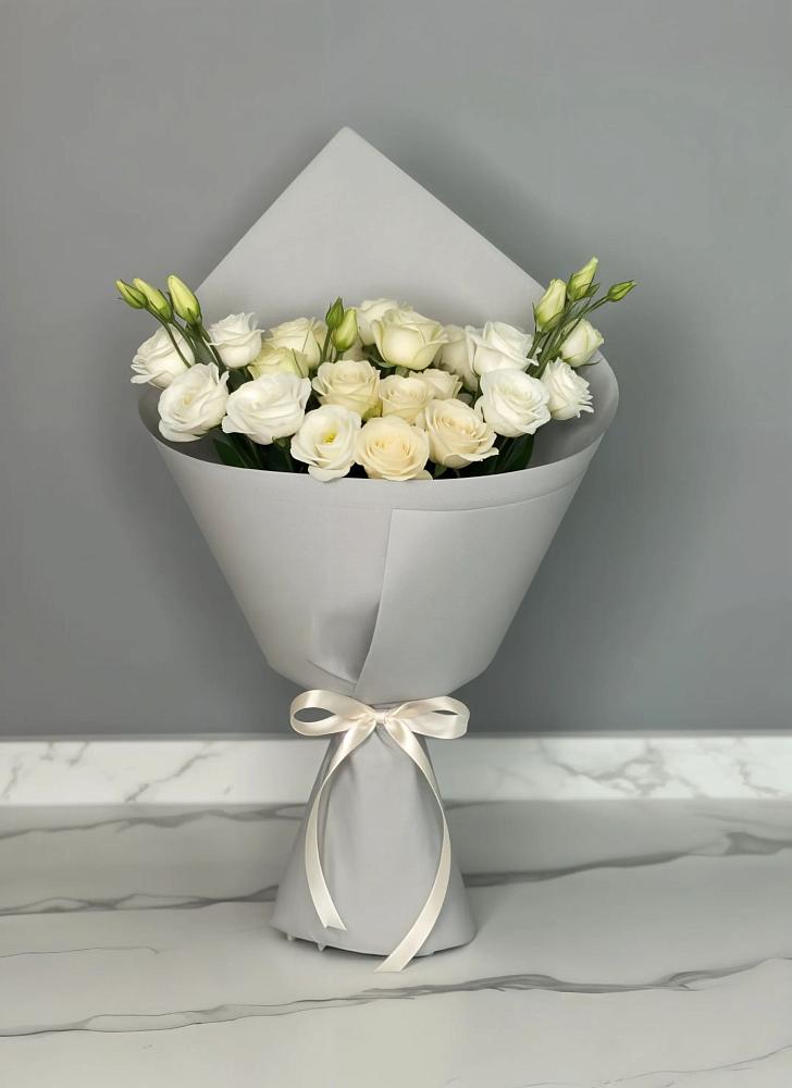 Букет цветов из: Розы и Лизиантусы в Дементьево