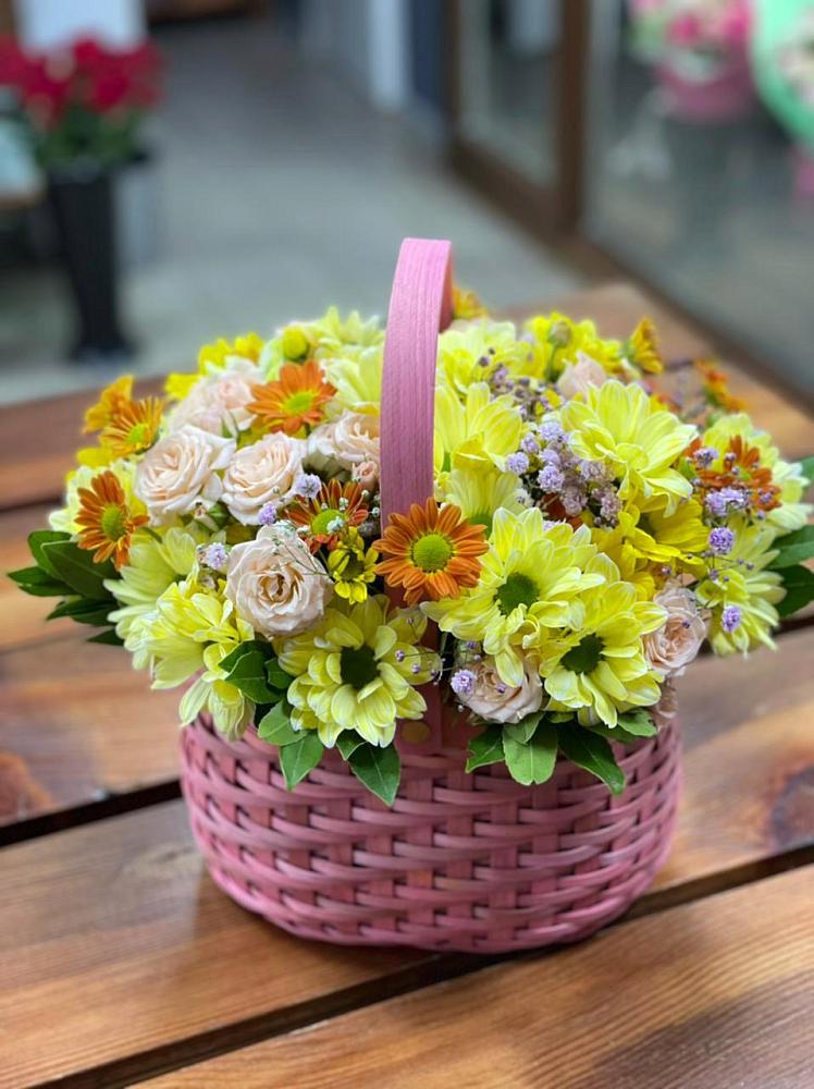 Цветочная композиция из Хризантемы и Розы в корзине в Дементьево