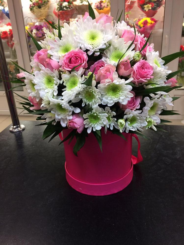 Цветочная композиция из Розы и Хризантемы в шляпной коробке в Дементьево