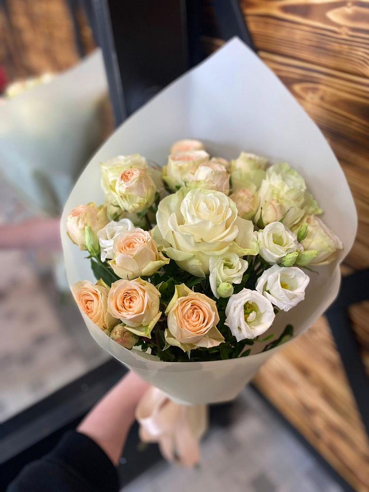 Букет цветов из: Розы и Лизиантусы в Дементьево